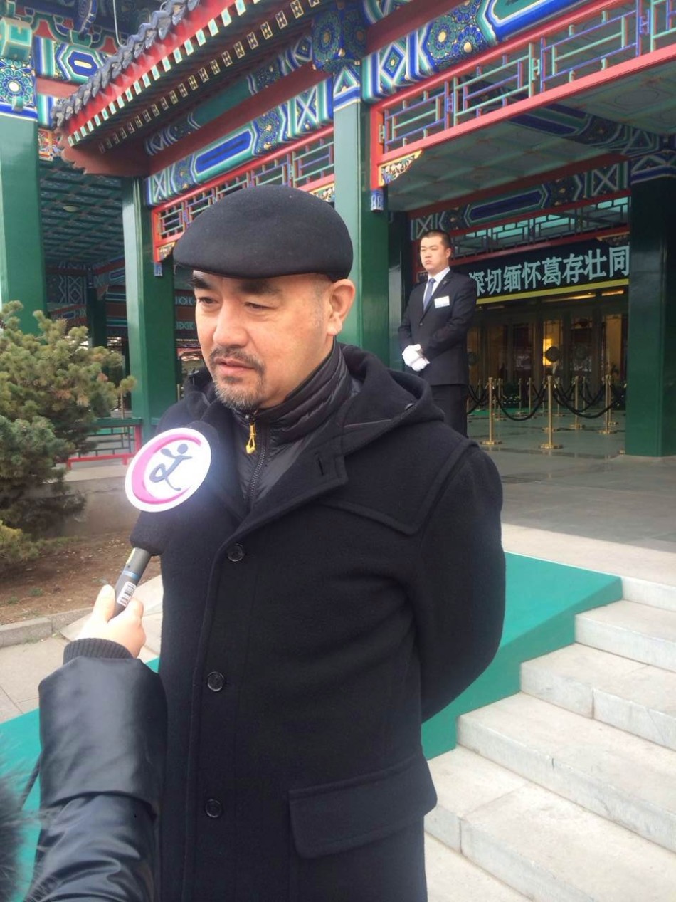  葛存壮 告别式今日举行 葛优手捧父亲遗像现身