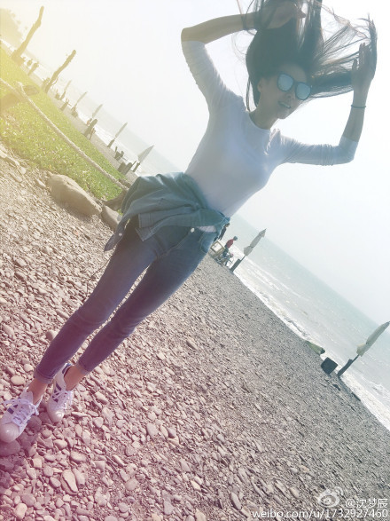 沈梦辰看海心情嗨 网友却只注意到了她的胸(1