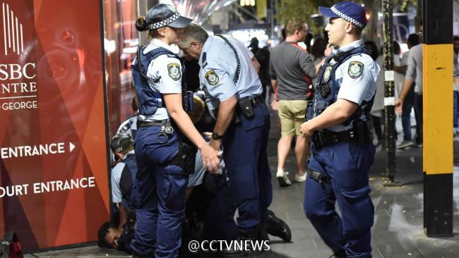 墨尔本帮派火拼现场 人数是警察10倍