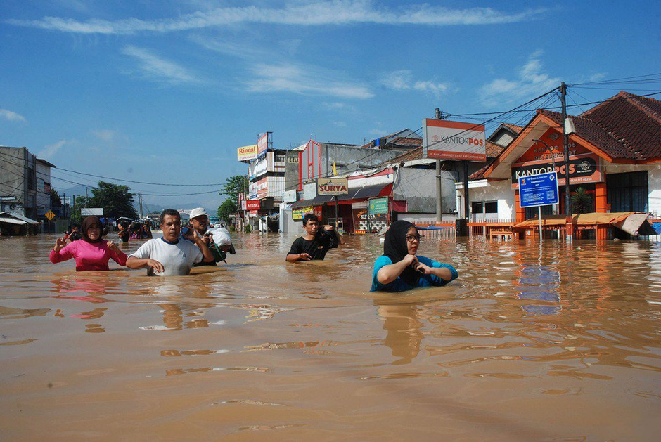 印尼暴雨街道洪水泛滥 数千民众逃离家园