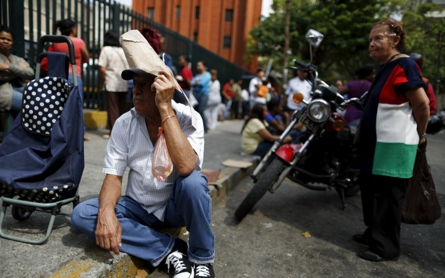 委内瑞拉物资短缺 民众超市外排长队购物(3)