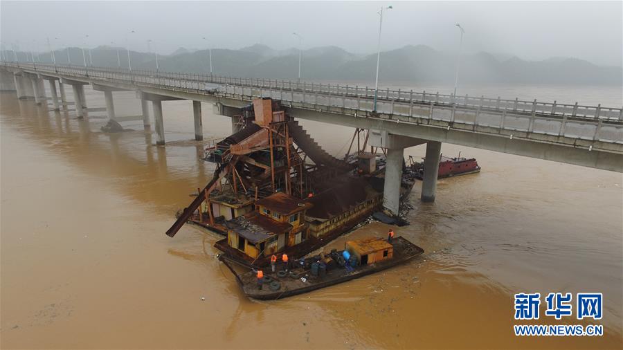 暴雨致水位猛涨 采沙船被洪水冲走撞上大桥