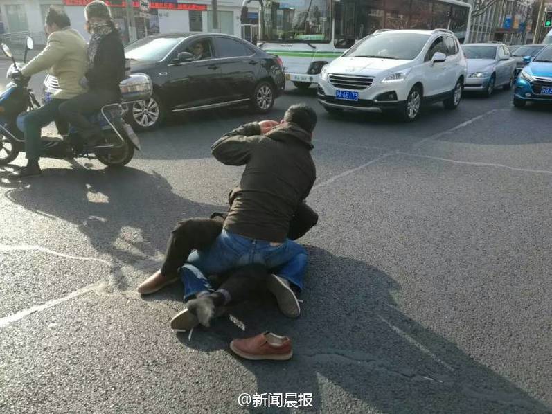 两司机马路上打斗 造成道路拥堵