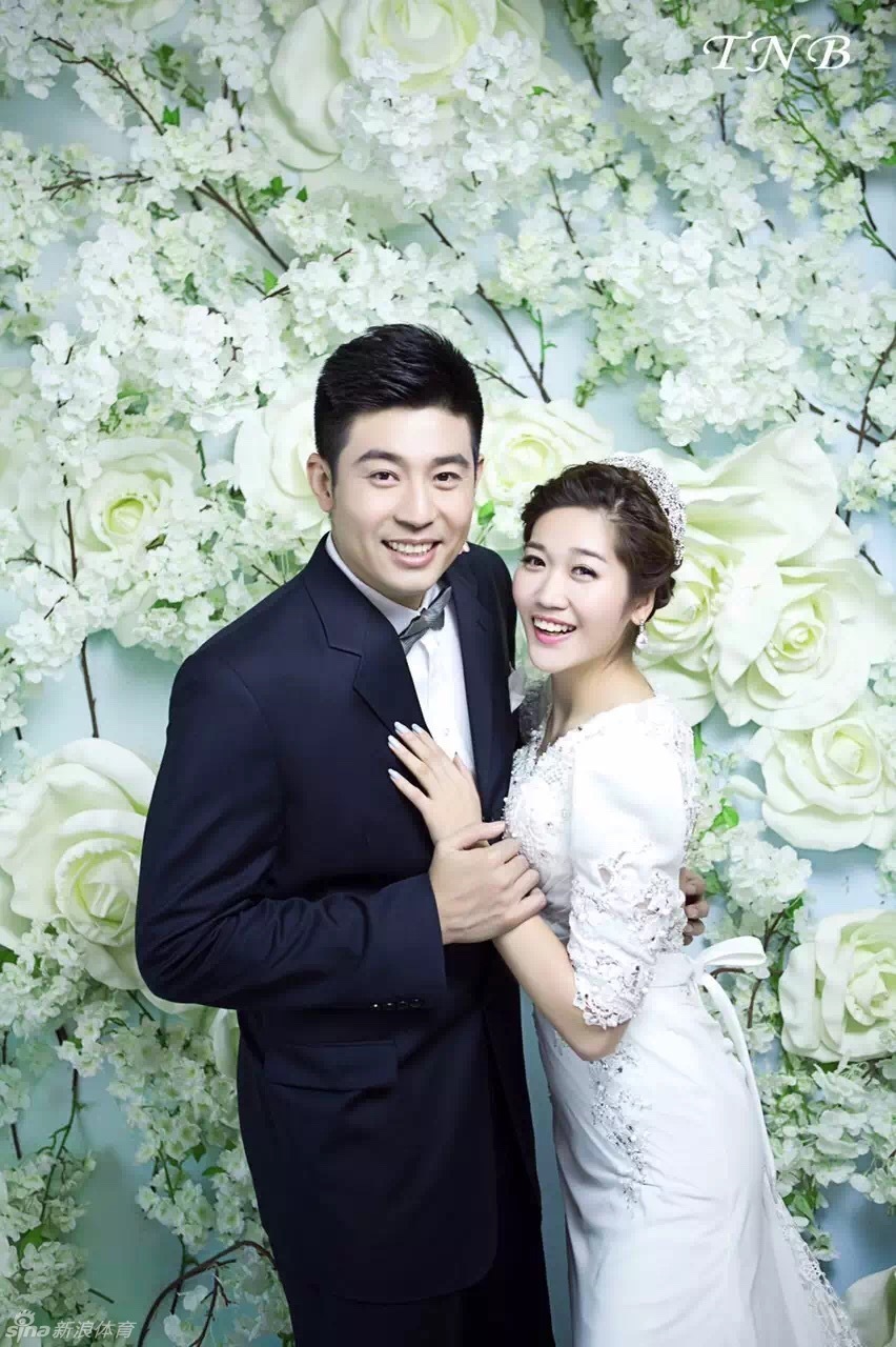 天津男篮徐磊温馨婚纱照