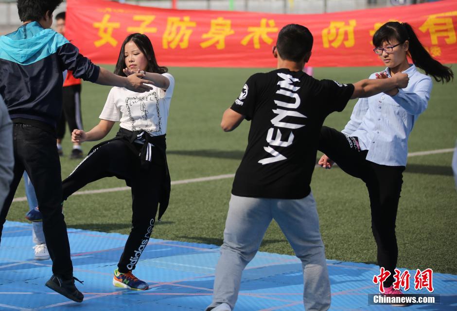 南京高校上演女生防身术传授"一招制敌"