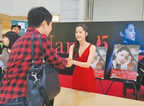  欧阳娜娜 抱病赴日宣传新作 节目现场 呕吐 