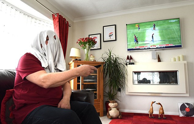英男子对电过敏看电视戴面罩
