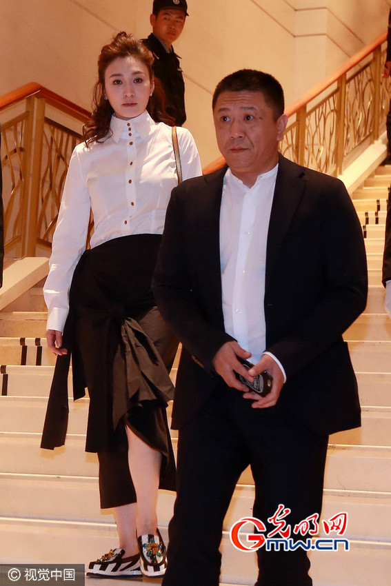 李小冉下楼梯获老公徐佳宁开道护花 浮现温馨笑容