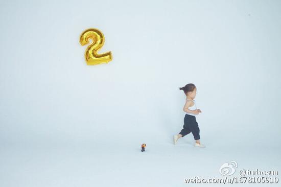 霸王花! 孙俪女儿小花 2岁 生日  露侧脸奔跑