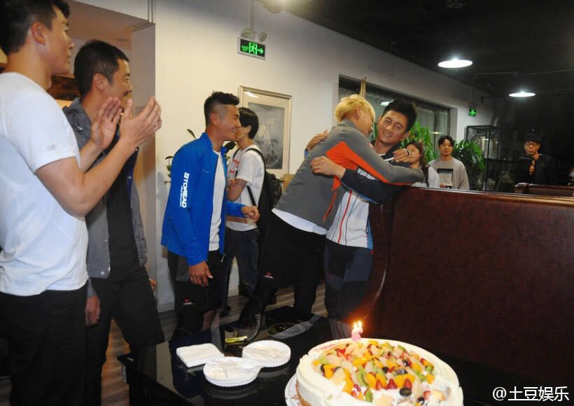 黄子韬庆生红眼眶自称太子 李亚鹏帮点蜡烛