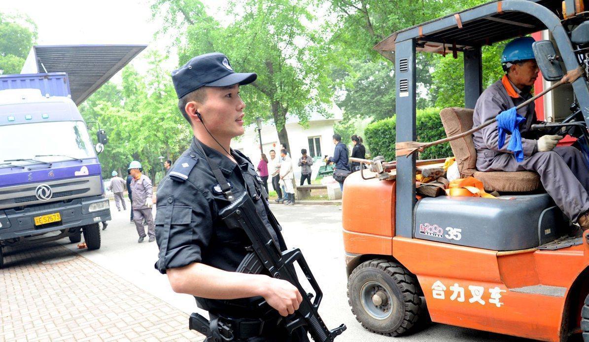 苏州动物园猛兽搬家 警车开道特警持枪护送