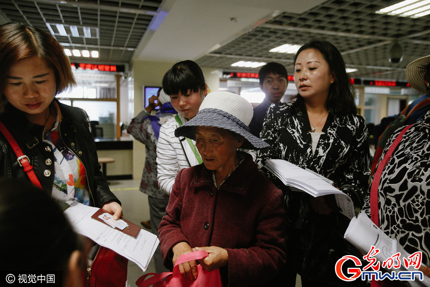 村子拆迁按户补偿 老少夫妻相约去离婚_社