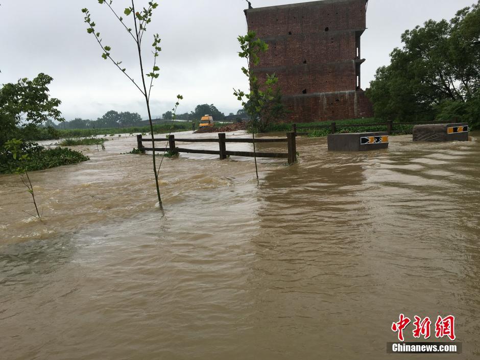 强降雨致江西永新县洪涝成灾 乡村受淹村民被困