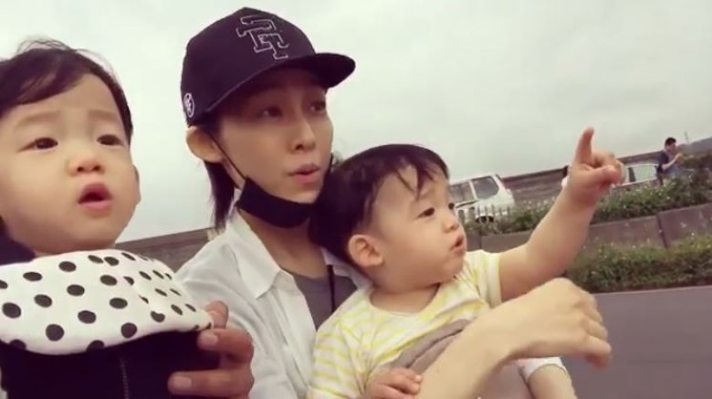 黑人带双胞胎儿子看飞机起降 怀念空难离世父亲