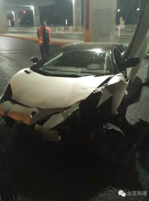 李易峰被疑因找杨幂出车祸 女方工作人员:她人