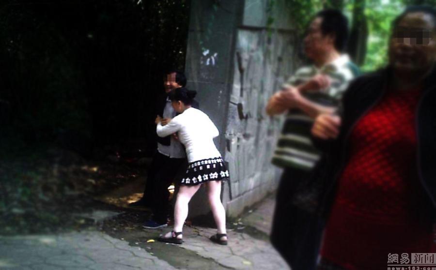 按摩女武汉大桥景区抢客不摸甭想走