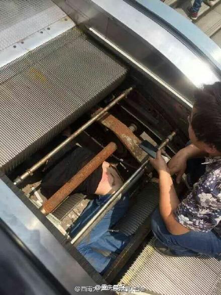 重庆现电梯"吞人:维修工被卷入扶梯 画面惊悚