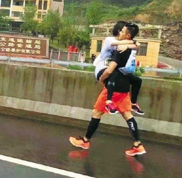抱着女友跑马拉松 这样的男朋友给我来一打!