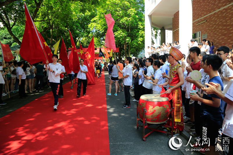 关注高考:广西一高中擂鼓呐喊铺红毯为高考生加油助威