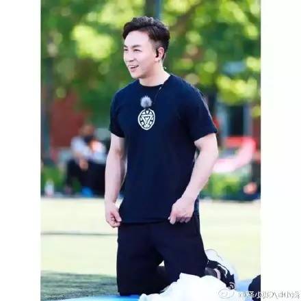 童年偶像释小龙参加真人秀,颜值终于又回来了