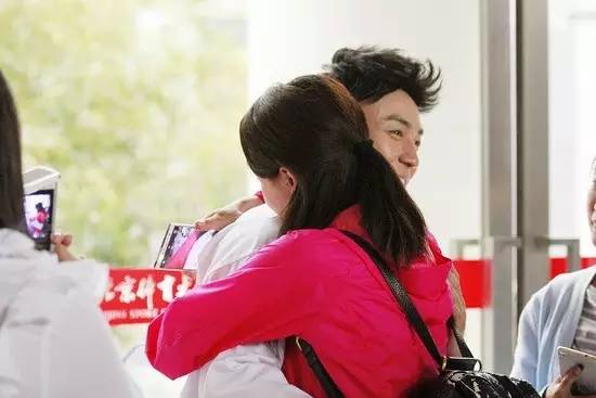 童年偶像释小龙参加真人秀,颜值终于又回来了