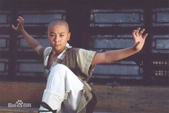 童年偶像释小龙参加真人秀,颜值终于又回来了