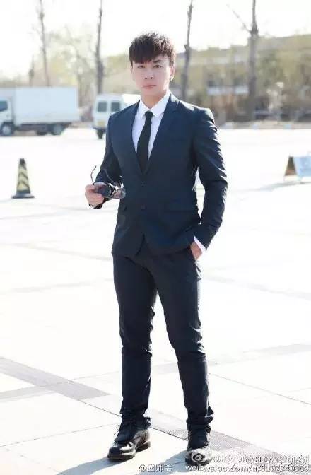 童年偶像释小龙参加真人秀,颜值终于又回来了