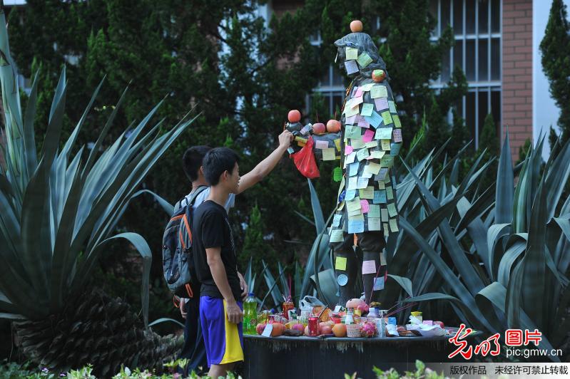 南宁一中学挂霸气标语 考生供雕像祈祷金榜题名