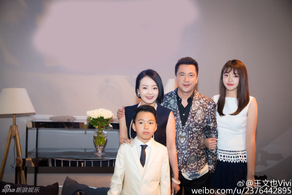 王中磊女儿露长腿 斗艳欧阳娜娜姐妹