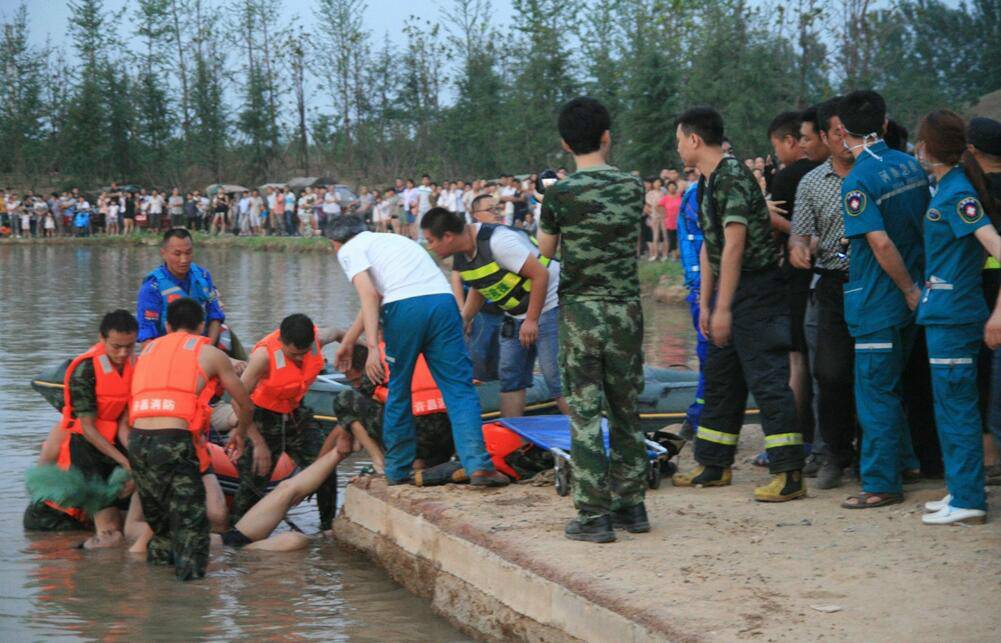 河南三名男生公园溺水 民众围观打捞围成人墙