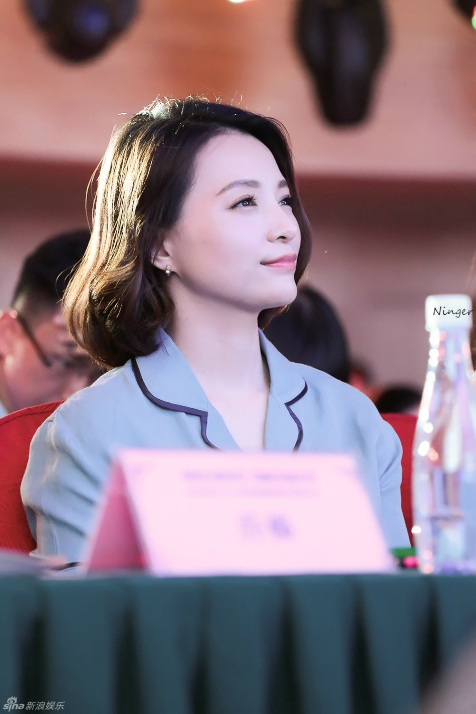 组图:董卿知性出席推介会 温婉撩发气质出众