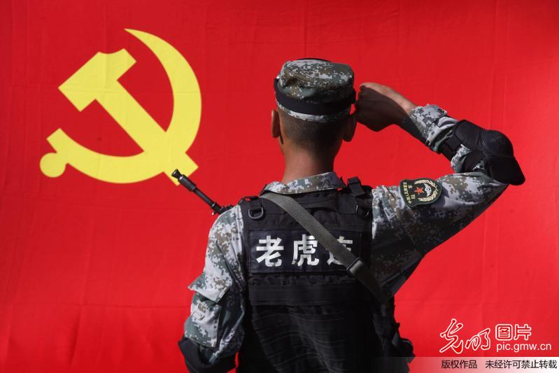 2016年6月20日,黑龙江黑河,一名党员面向党旗庄严宣誓.