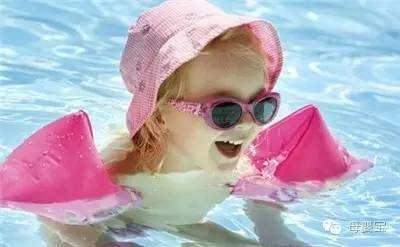 夏天游泳正当时,宝宝多大可以学游泳呢