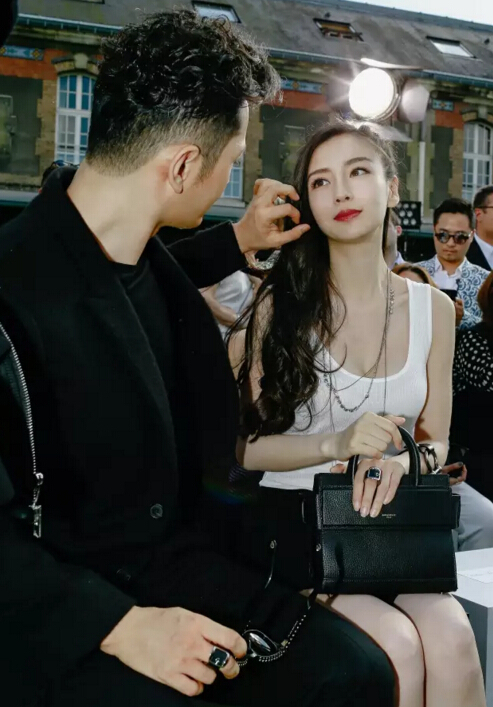  Baby 晒照 撞脸黄晓明  网友:一起久了真越来越像