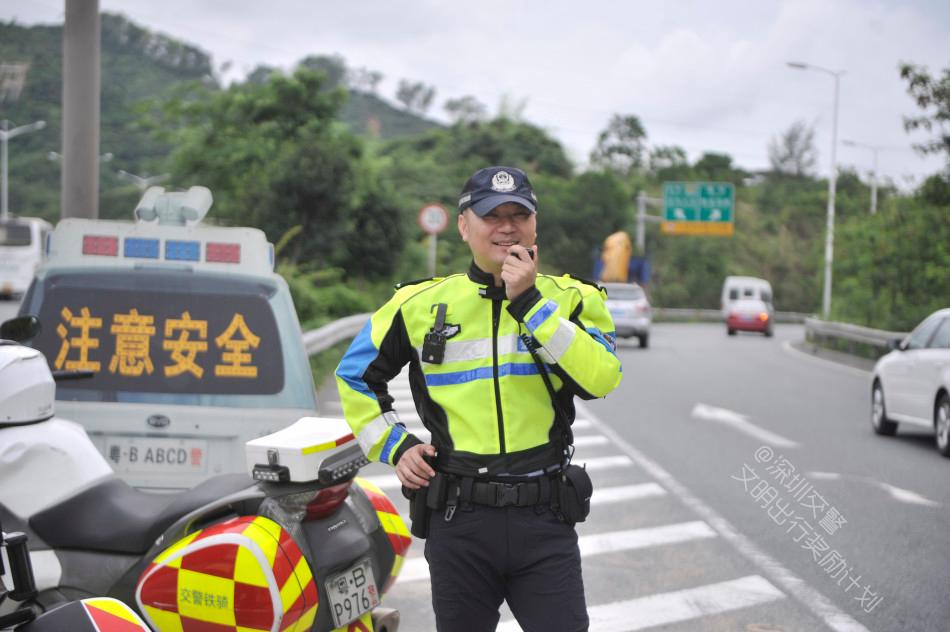 最帅交警晒萌照 粉丝追捧一夜成网红