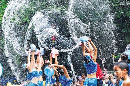no 9:泼水大战 杀伤指数:20   在中国,有一种消暑叫泼水大战.