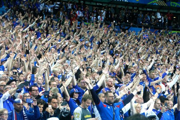 感人!冰岛队赛后雨中悲情战吼告别法兰西