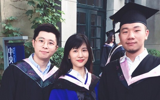 Papi酱研究生正式毕业 中戏同学排队求合影