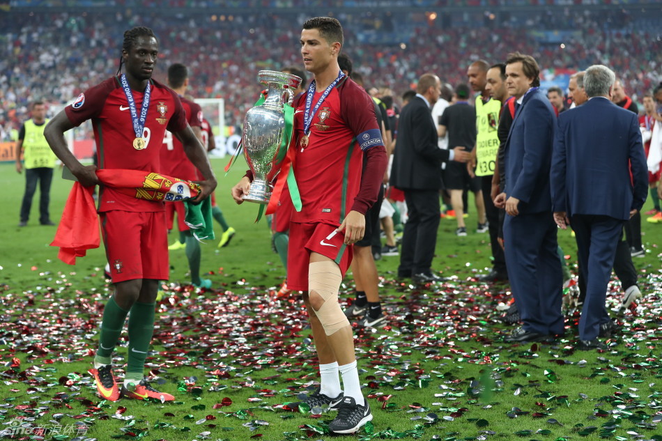 葡萄牙夺冠 C罗激情捧杯