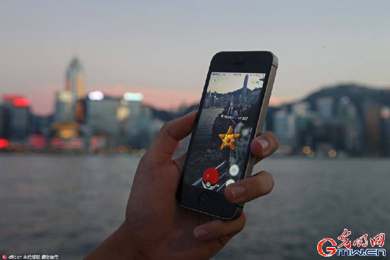 Pokémon GO正式登陆香港 大批玩家上街抓精