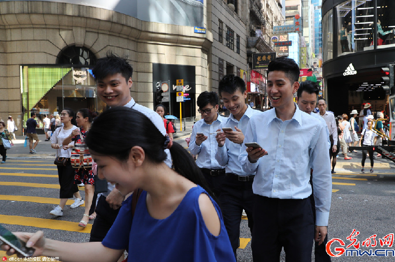 Pokémon GO正式登陆香港 大批玩家上街抓精