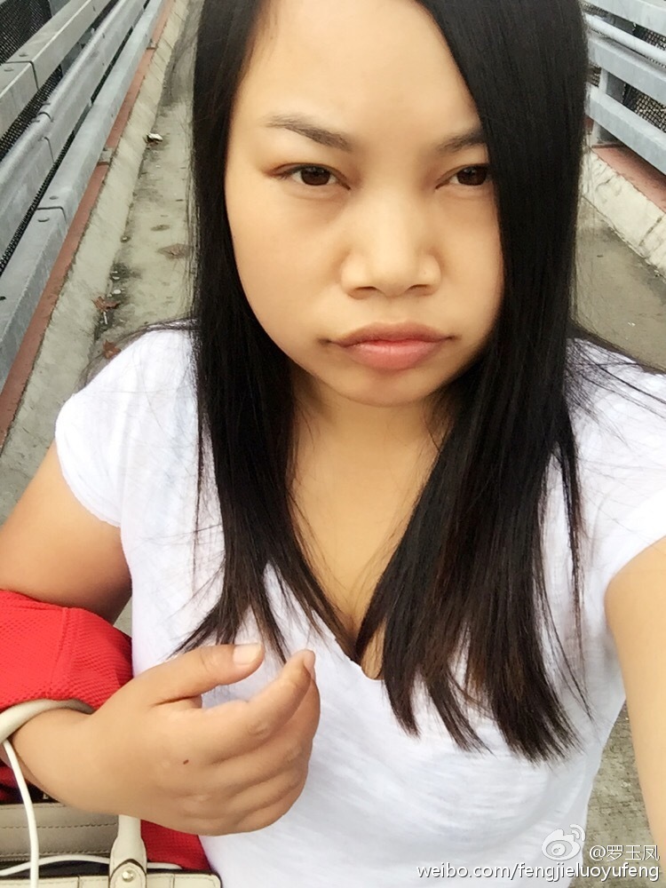 组图:凤姐晒自拍称看气质 穿白衣微露事业线