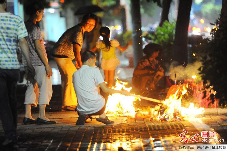 中元节到来 南宁市民街头祭祀烟雾缭绕