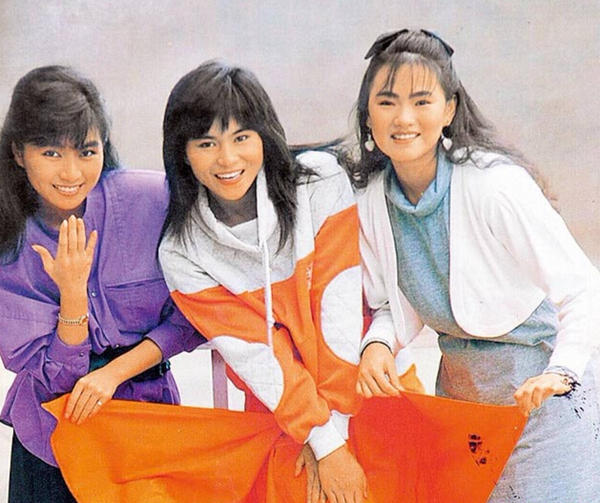 昔日玉女团体"飞鹰三姝(裘海正在中间)
