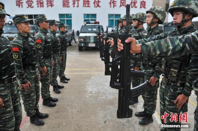 8月30日,武警云南总队第二支队老兵退伍,向新兵交接枪械.