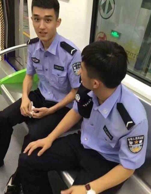 近日,杭州g20的帅气警察小哥走红网络,网友道:果然长得帅的都上交给