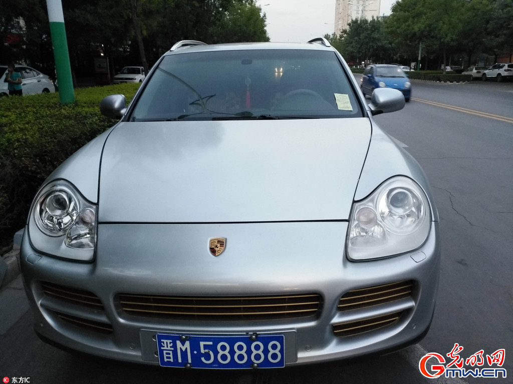 山西运城交警给最牛豪车车牌贴单(1)