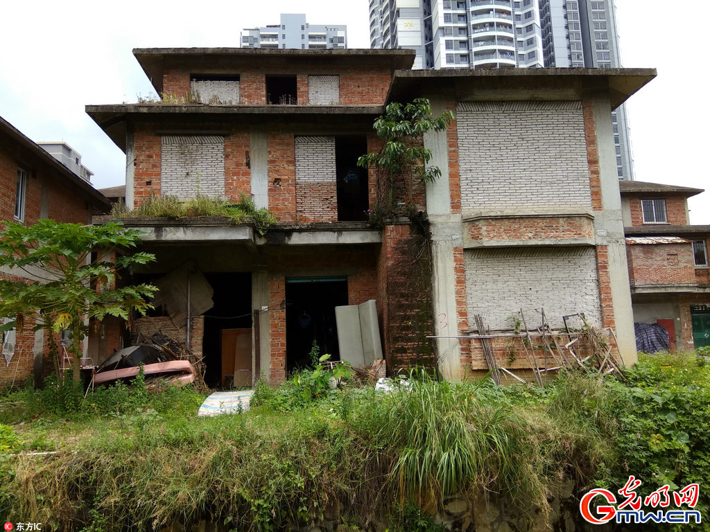 深圳宝安80余栋别墅烂尾20余年 总价值过亿