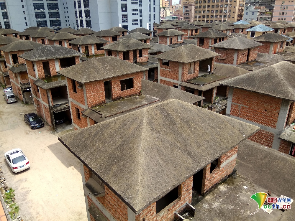 深圳宝安闹市80余栋别墅烂尾20余年