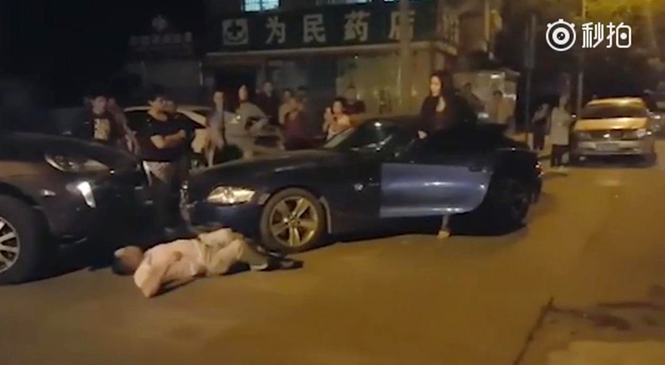 保时捷车主惹毛宝马女司机 结果被惨撞双腿